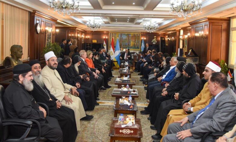 محافظ الإسكندرية يستقبل عددًا من القيادات التنفيذية لتبادل التهاني بعيد الفطر المبارك