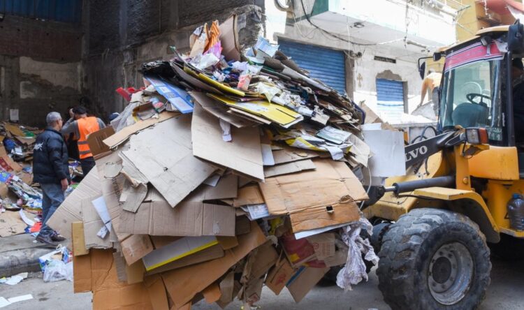 محافظ الإسكندرية يشن حملة مفاجئة لوقف فرز القمامة وسط الكتل السكنية بالمنتزه أول