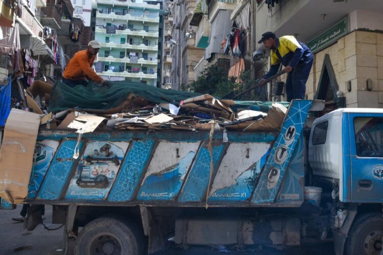 محافظ الإسكندرية يشن حملة مفاجئة لوقف فرز القمامة وسط الكتل السكنية بالمنتزه أول