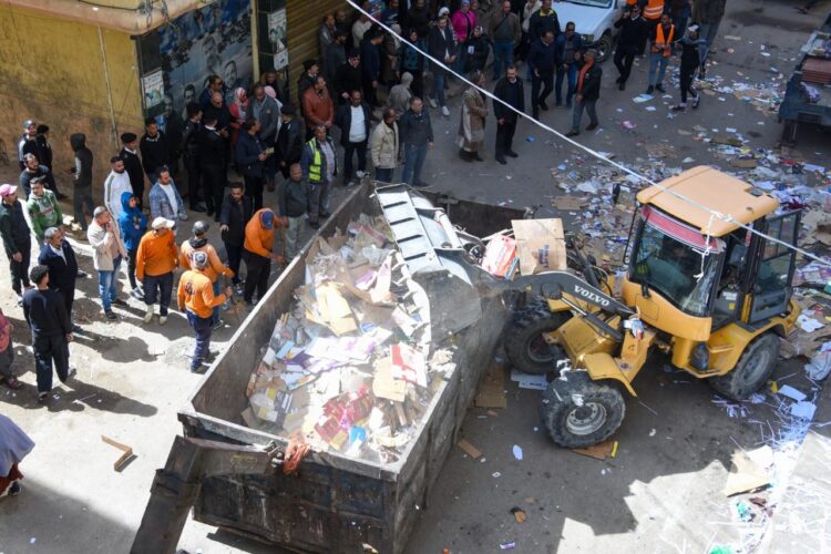 محافظ الإسكندرية يشن حملة مفاجئة لوقف فرز القمامة وسط الكتل السكنية بالمنتزه أول