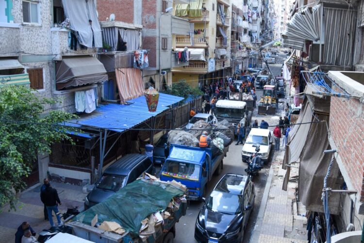 محافظ الإسكندرية يشن حملة مفاجئة لوقف فرز القمامة وسط الكتل السكنية بالمنتزه أول