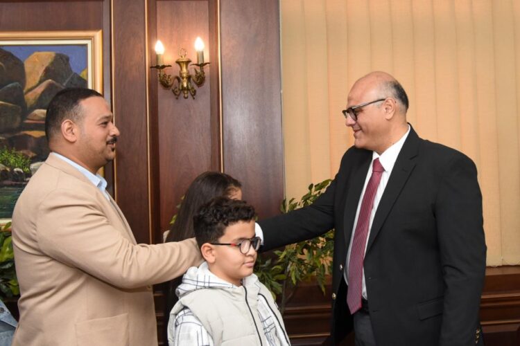 محافظ الإسكندرية يكرّم أسر الشهداء بمناسبة عيد الفطر المبارك