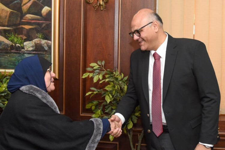 محافظ الإسكندرية يكرّم أسر الشهداء بمناسبة عيد الفطر المبارك