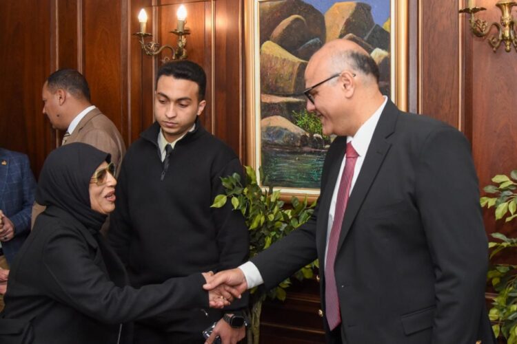 محافظ الإسكندرية يكرّم أسر الشهداء بمناسبة عيد الفطر المبارك