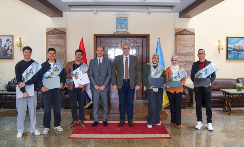 محافظ الإسكندرية يكرّم الطلاب الفائزين بالمركز الأول على مستوى الجمهورية للثانوية لغات