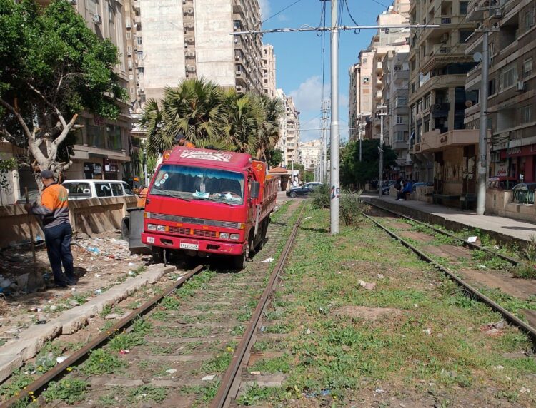 محافظ الإسكندرية يوجه بسرعة رفع المخلفات من محيط الترام