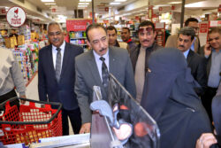 محافظ سوهاج يتفقد عدداً من الأسواق والهايبر ماركت للاطمئنان على توافر السلع وعدم المغالاة في الأسعار