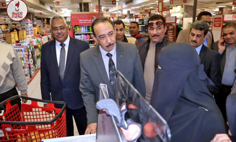 محافظ سوهاج يتفقد عدداً من الأسواق والهايبر ماركت للاطمئنان على توافر السلع وعدم المغالاة في الأسعار