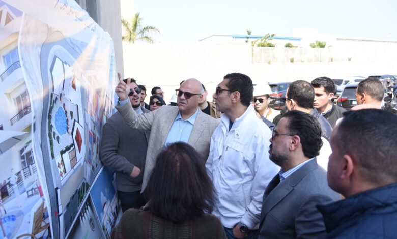  وزير الشباب والرياضة ومحافظ الإسكندرية يتفقدان منتدى الشباب بأبو قير