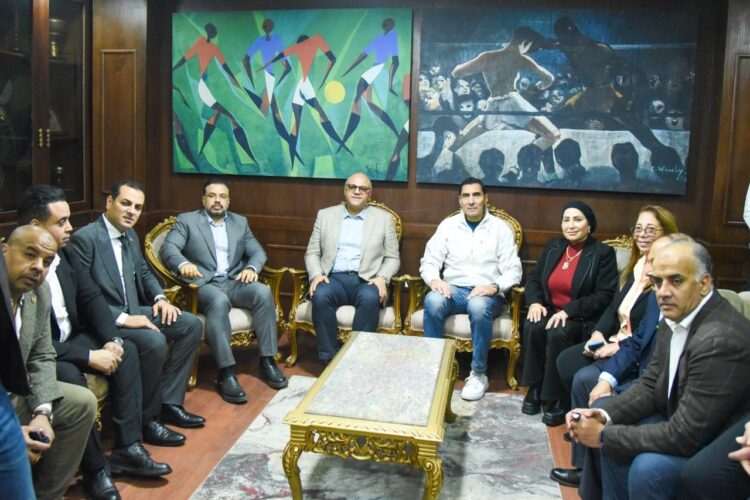 وزير الشباب والرياضة ومحافظ الإسكندرية يقومان بجولة تفقدية بالنادي الأولمبي المصري