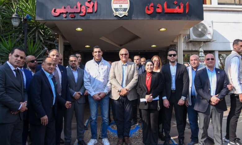 وزير الشباب والرياضة ومحافظ الإسكندرية يقومان بجولة تفقدية بالنادي الأولمبي المصري