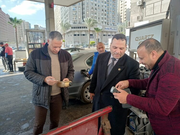وكيل وزارة التموين بالاسكندرية يترأس غرفة عمليات المديرية بعد تحريك اسعار البترول
